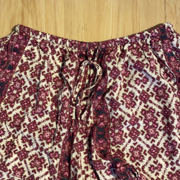 Light flowy pattern shorts - Picture 2 of 4